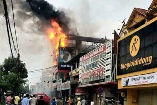 Quảng Bình: Siêu thị điện máy Dũng Loan cháy lớn, nhiều hàng hoá điện tử bị thiêu rụi