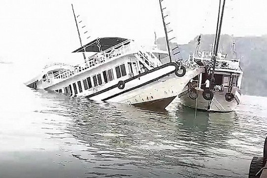 Quảng Ninh: Tàu du lịch chìm tại Vịnh Hạ Long sau va chạm với tàu chở đá