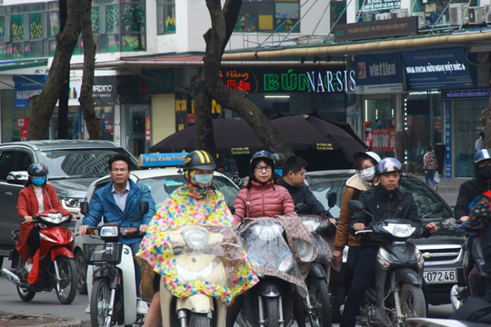 Hà Nội: Gió lạnh tràn về, người dân co ro áo khoác ra đường