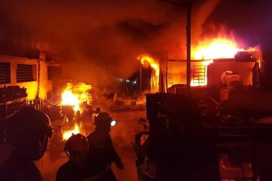 TP. HCM: Nhà xưởng sản xuất đế giày cháy ngùn ngụt trong đêm
