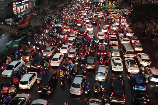 Lấy ý kiến về hai phương án phân vùng hạn chế xe máy và thu phí ô tô vào nội thành Hà Nội