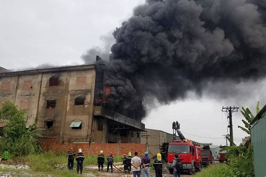 TP.HCM: Cháy xưởng mút xốp, cột khói cao hàng chục mét sát khu dân cư