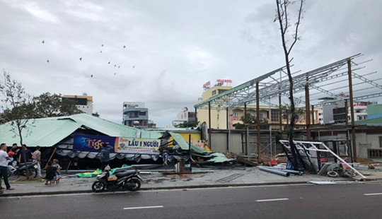 Phú Yên: Bão số 5 khiến 1 người chết, 8 ngôi nhà bị hư hỏng nặng