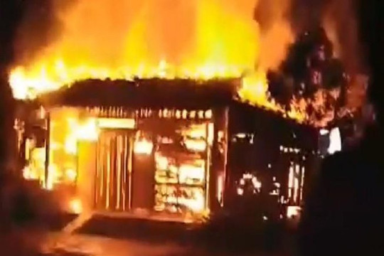 Đắk Lắk: Hỏa hoạn trong đêm, nhà mua bán vật liệu bị thiêu rụi
