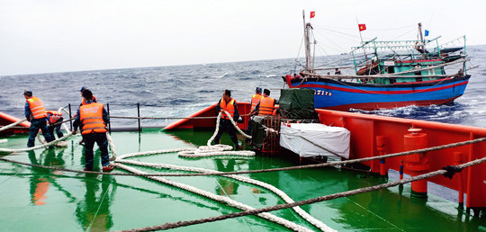 Ứng cứu kịp thời 9 ngư dân lênh đênh trên Biển Đông trong sóng lớn