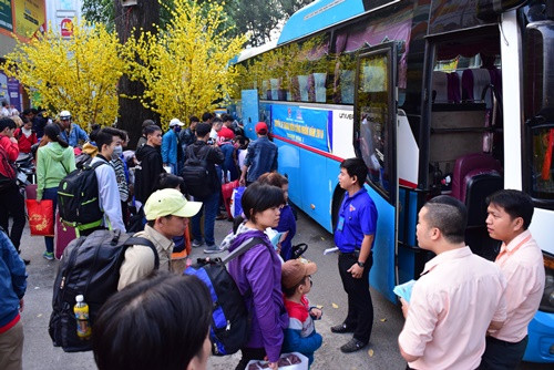 Hà Nội: Hỗ trợ xe miễn phí đưa 1.600 công nhân nghèo về quê đón Tết