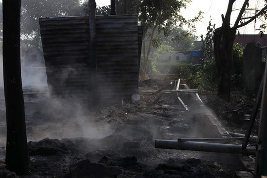Hà Nội: Cháy lớn bãi tập kết nhựa và phế liệu trên đường Triều Khúc
