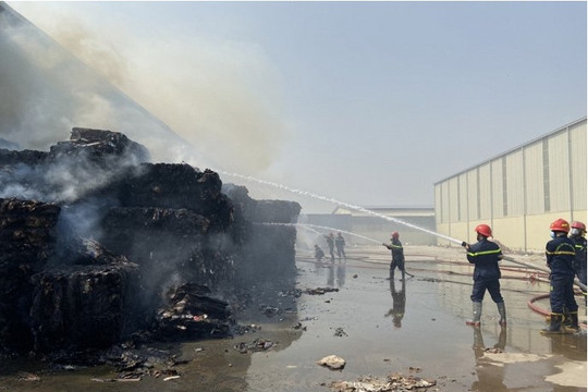 Bắc Ninh: Xưởng thu mua phế liệu rộng 600m2 bốc cháy ngùn ngụt