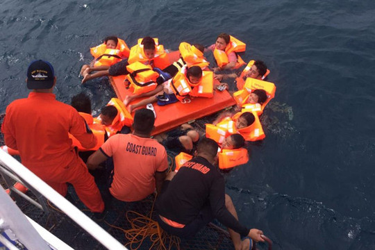 Philippines: Phà chở 60 người bị lật trên biển