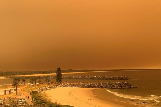 Cháy rừng lan rộng, bầu trời Australia chuyển màu đỏ cam