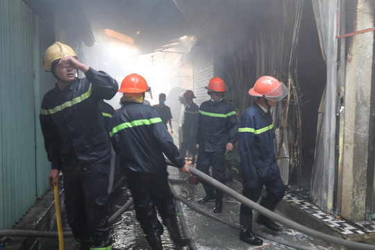 Ninh Bình: Cháy chợ Gián Khẩu, thiệt hại hàng tỷ đồng