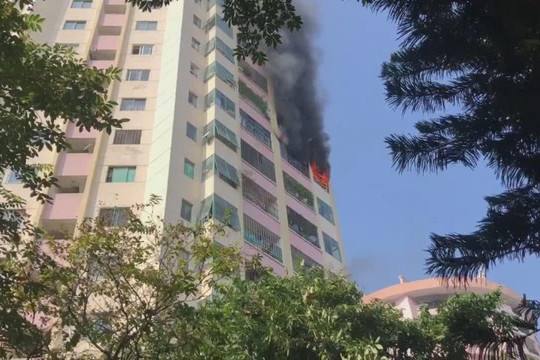 Hà Nội: Cháy lớn tại tầng 11 chung cư trong làng quốc tế Thăng Long