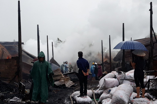 Đắk Lắk: Hàng chục lính cứu hỏa chữa cháy thâu đêm 9 lò than không phép ở Buôn Ma Thuột