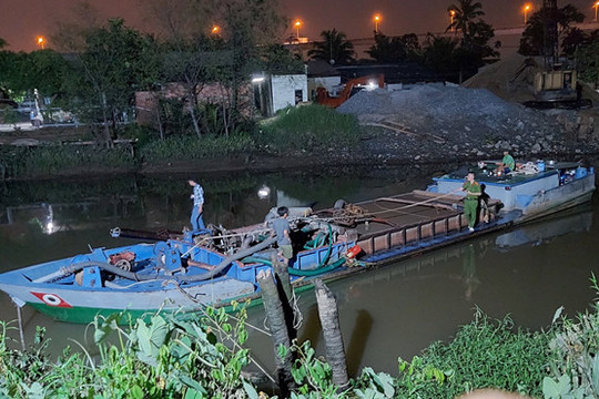 Tiền Giang: Xử lý tàu sắt khai thác cát trái phép trên sông Tiền