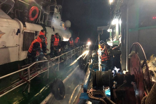 Cảnh sát biển cấp cứu ngư dân bị nạn