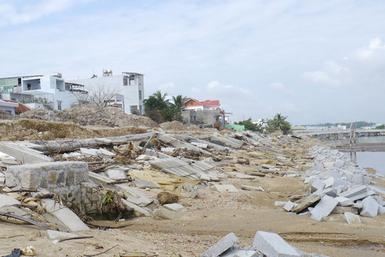 Bình Định: Kè sông tiền tỷ vừa xây xong đã bị sóng đánh tan nát