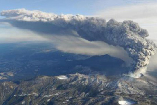 Nhật Bản nâng mức cảnh báo khả năng núi lửa Shinmoe phun trào dữ dội
