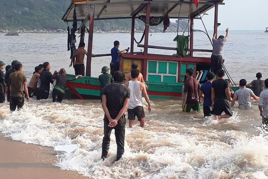 Kịp thời ứng cứu 3 ngư dân Hà Tĩnh gặp nạn trên biển
