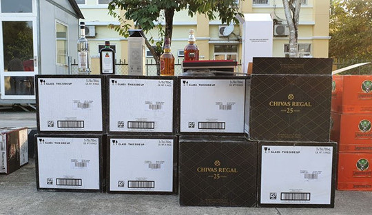 Bình Thuận: Bắt giữ xe đầu kéo chở hơn 700 chai rượu ngoại nhập lậu