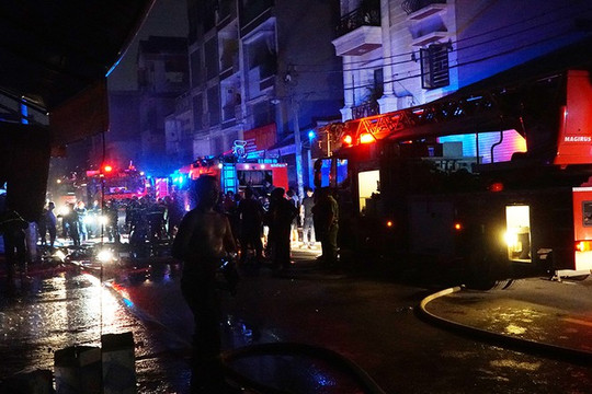 TP HCM: Khu kinh doanh vải sợi ở Tân Phú cháy dữ dội trong đêm
