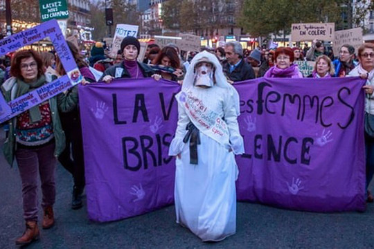 Pháp công bố biện pháp bảo vệ nữ giới thoát khỏi bạo lực