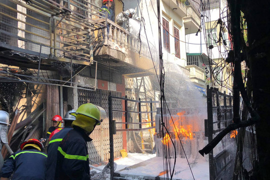 Hà Nội: Xe chở gas bất ngờ bốc cháy dữ dội kèm nhiều tiếng nổ giữa phố đông người