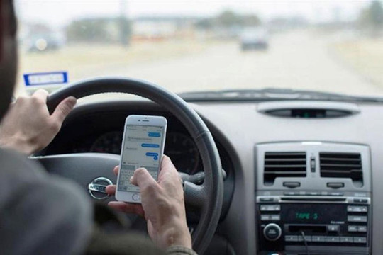 Australia dùng camera thông minh để giám sát tài xế dùng điện thoại khi lái xe