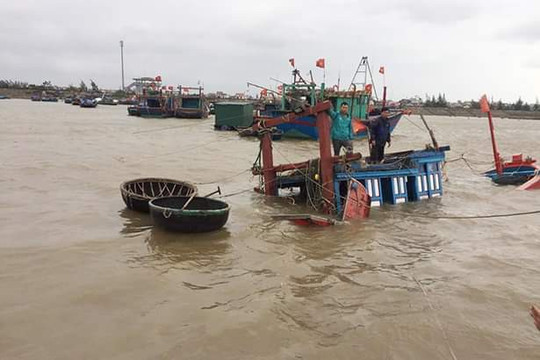 Tàu cá của ngư dân Hà Tĩnh đang neo đậu bất ngờ bị sóng lớn đánh chìm