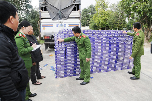 Bắt giữ xe tải chở 10.000 gói thuốc lá lậu đang trên đường ra Hà Nội