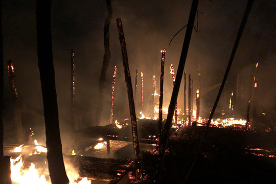 4 nhà hàng ven biển Hội An bốc cháy ngùn ngụt trong đêm, thiệt hại hàng tỷ đồng