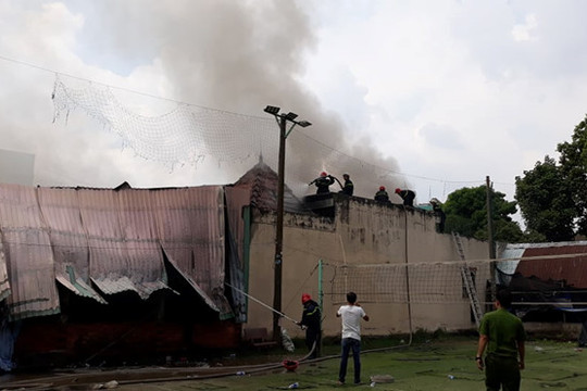 TP.HCM: Xưởng vải bốc cháy dữ dội, thiệt hại nhiều tài sản