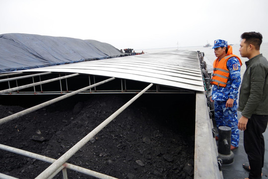 Bộ Tư lệnh Vùng Cảnh sát biển 1: Tạm giữ 2.000 tấn than không rõ nguồn gốc