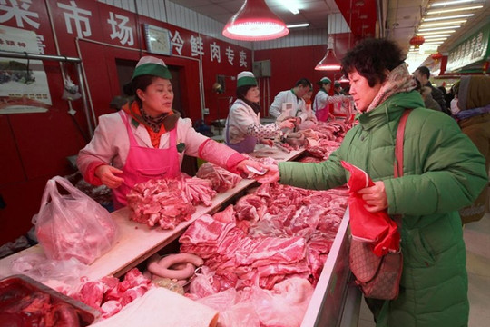 Thịt heo khan hiếm, Trung Quốc quyết định giảm thuế nhập khẩu để “gom” thịt