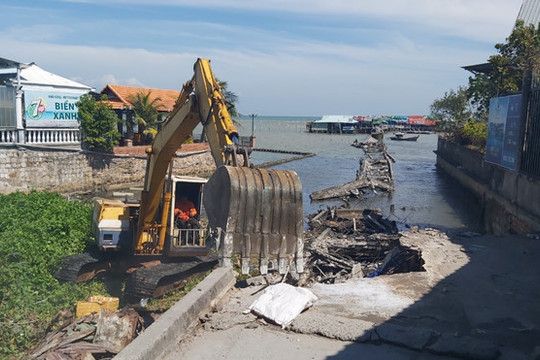 Phú Quốc tháo dỡ cầu cảng Hàm Ninh, người dân tụ tập phản đối
