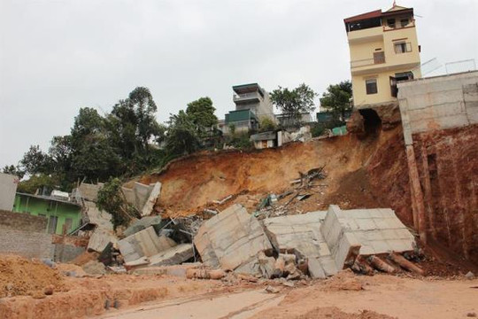 Quảng Ninh: Sạt lở kè chắn đất ở Hạ Long, 16 hộ dân phải di dời