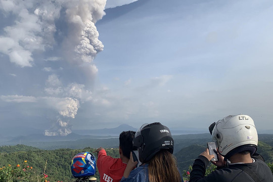 Philippines: Núi lửa gần thủ đô phun trào dung nham nguy hiểm, sơ tán khẩn cấp hàng nghìn người dân