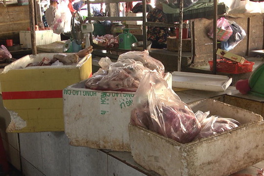 Bình Phước: Phát hiện hơn 200 kg thịt lợn thiu thối tại chợ Đồng Xoài
