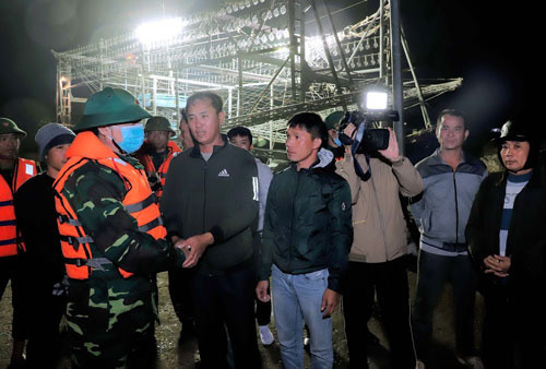 Cứu nạn kịp thời 7 ngư dân bị chìm tàu trên biển Thanh Hóa