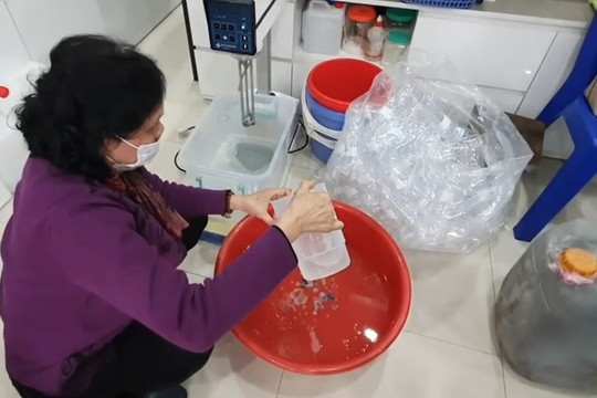 Hà Nội: Phát hiện cơ sở sản xuất dung dịch rửa tay pha cồn với nước