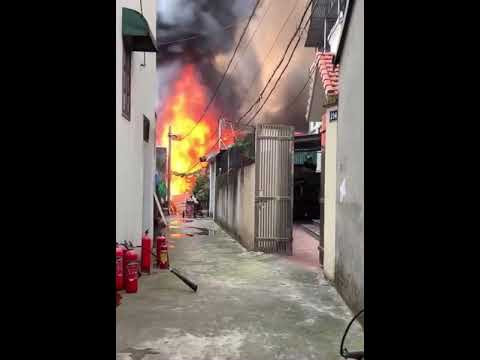 Hà Nội: Xưởng mộc bốc cháy dữ dội, khói lửa bốc cao hàng chục mét