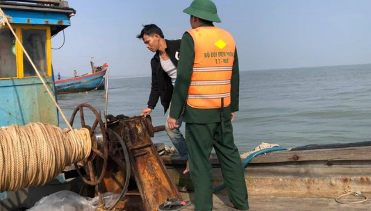 Thừa Thiên Huế: Cứu hộ 11 thuyền viên tàu cá gặp nạn vào bờ an toàn