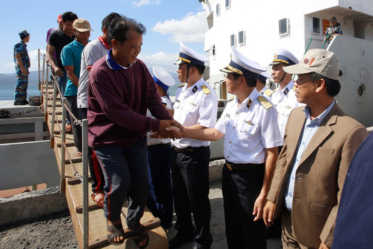 Đưa 33 ngư dân Quảng Nam gặp nạn trên biển vào bờ an toàn