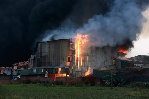 Hà Nội: Xưởng gia công sơn bốc cháy dữ dội ở Hoài Đức