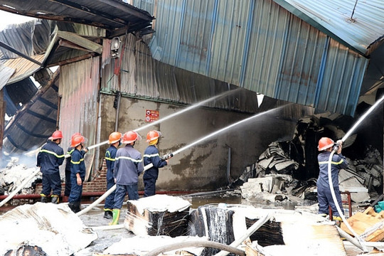 Thái Nguyên: 5.000 m2 nhà xưởng công ty giấy cháy rụi
