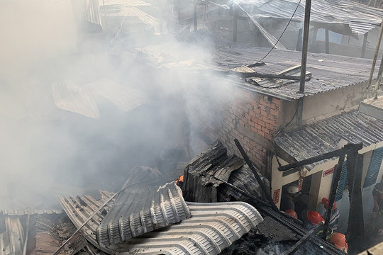 An Giang: Cháy lớn thiêu rụi gần như hoàn toàn 8 căn nhà trong hẻm
