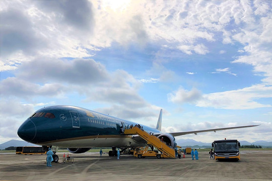 Chuyến bay chở 298 hành khách Việt Nam từ Nhật Bản hạ cánh tại sân bay Vân Đồn