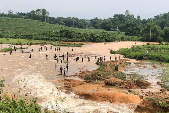 Phú Thọ: Vỡ đập thủy lợi, di dời khẩn cấp 17 hộ dân