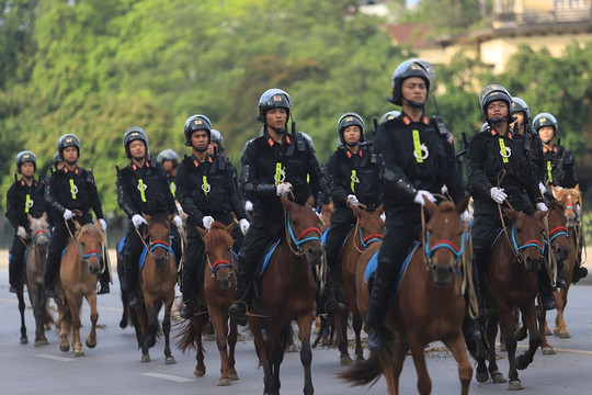 Dàn kỵ binh Cảnh sát cơ động diễu hành ra mắt trên quảng trường Ba Đình