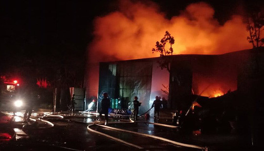 Hà Nội: Kho hàng 200 m2 ở Thanh Trì bốc cháy dữ dội trong đêm