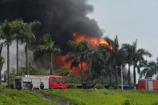 Long Biên (Hà Nội): Xưởng hóa chất bốc cháy dữ dội kèm nhiều tiếng nổ lớn